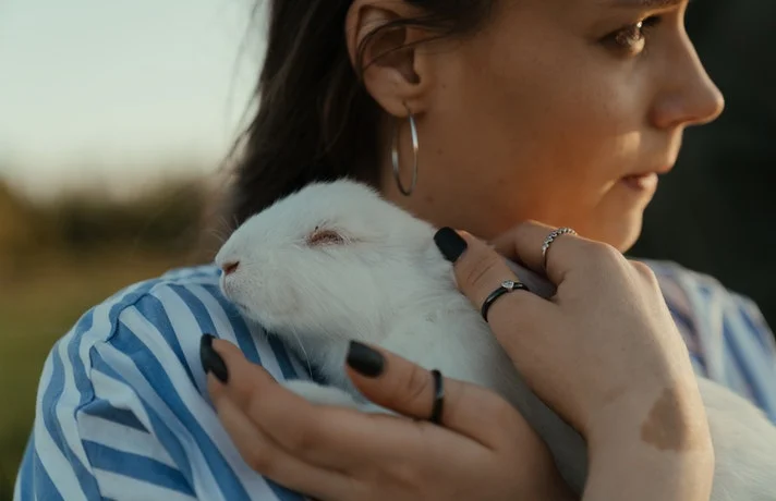 زنی خرگوشش را بغل کرده است