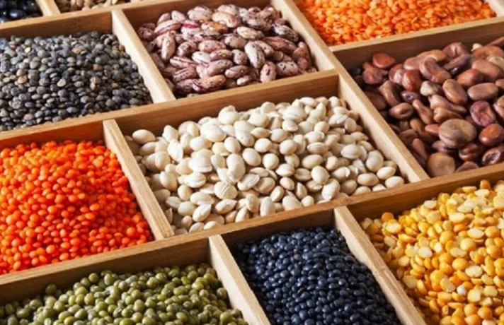 انواع حبوبات در قفسه فروشگاه
