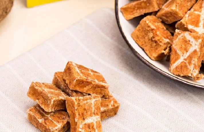 تشویقی گربه به رنگ قهوه ای در ظرف سفید رنگ