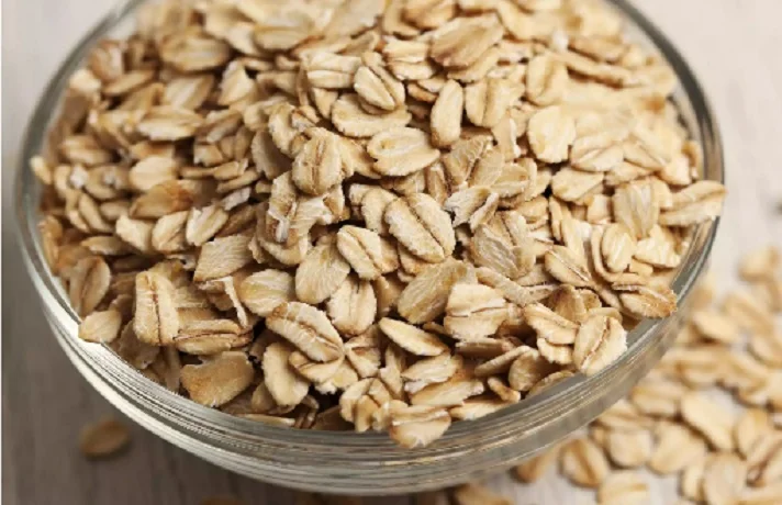 مقداری جوی پرک شده در کاسه شیشه ای قرار دارد.