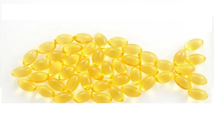 قرص های امگا 3 به شکل ماهی کنار هم چیده شده اند.