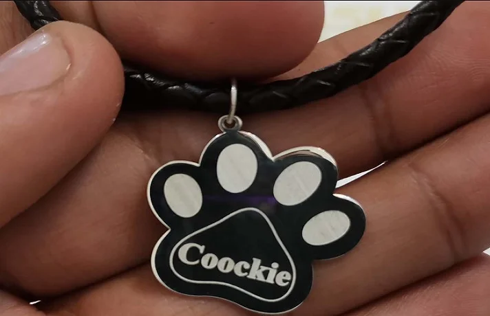 پلاک هویتی در دست یک فرد