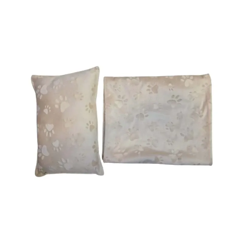 Praktisch and Gut 3D Paw Dog Blanket